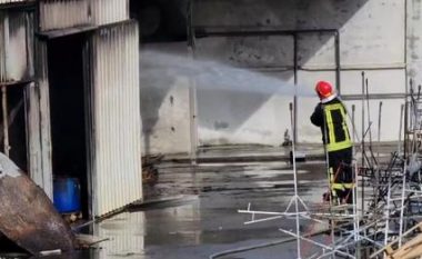 Zjarr në një fabrikë në Durrës, flakët përfshijnë cisternën e gazit