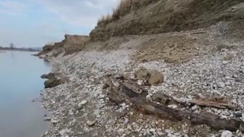 Gjendet varkë e vjetër në brigjet e Lumit  Vjosë, pritet vlerësimi i arkeologëve