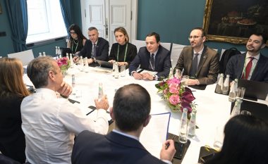 Kurti takoi kryeministrin e Greqisë, biseduan për energjinë solare dhe të erës në Kosovë