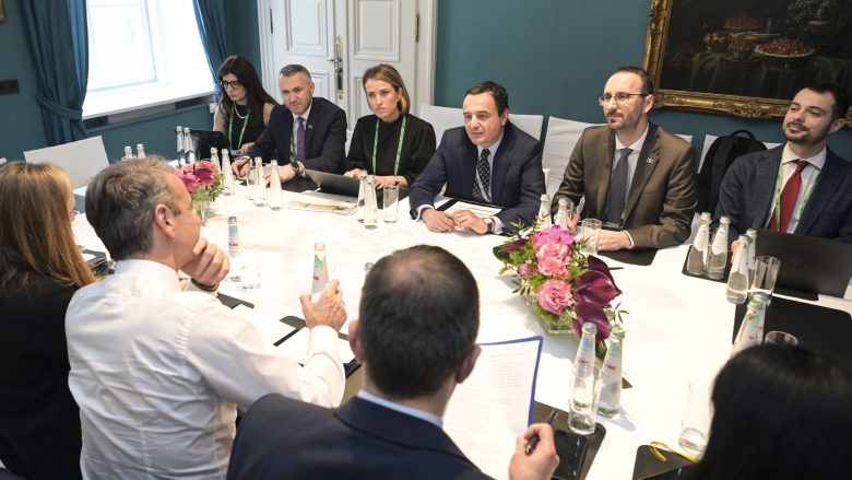 Kurti takoi kryeministrin e Greqisë, biseduan për energjinë solare dhe të erës në Kosovë