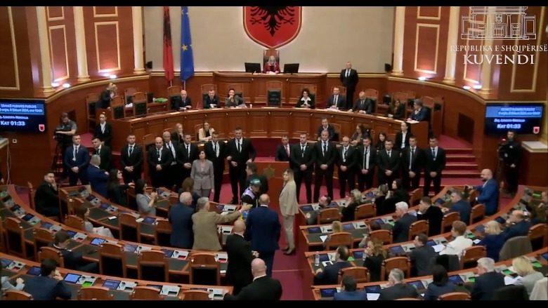 Mbyllet mes kaosit seanca plenare e Kuvendit të Shqipërisë, opozita bllokon foltoren, mazhoranca voton projektligjet