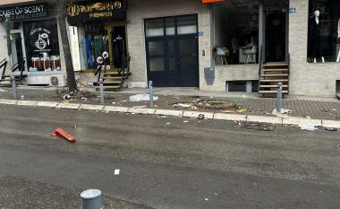 Erërat e forta në Prishtinë, rrugët mbushen me mbeturina