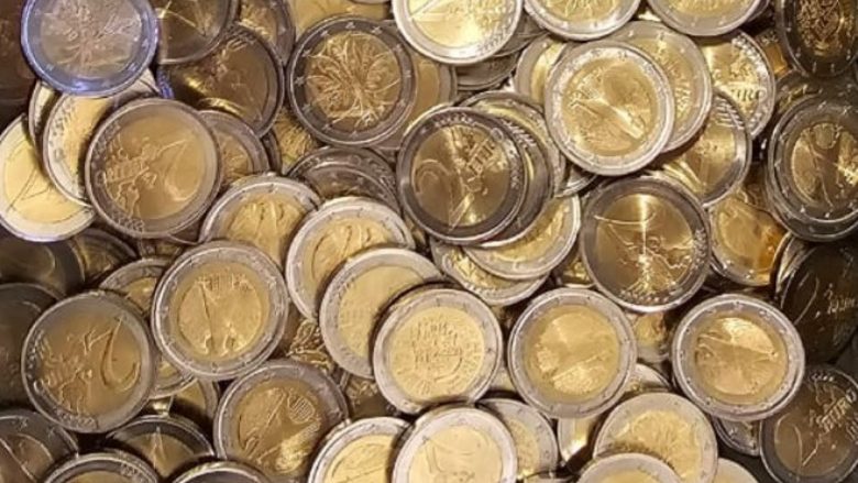 Dyshohet se 732 monedha dy euroshe të falsifikuara u deponuan në një bankë në Fushë Kosovë