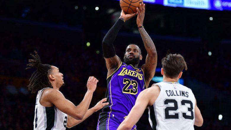 Lakers rikthehen te fitoret në NBA, triumfojnë me rezultat të ngushtë ndaj Spurs