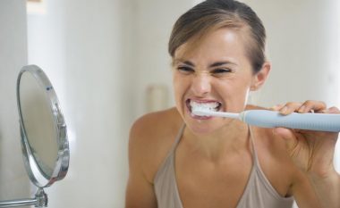 Çfarë ndodh nëse nuk i lani dhëmbët vetëm për një ditë?