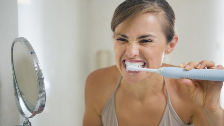 Çfarë ndodh nëse nuk i lani dhëmbët vetëm për një ditë?