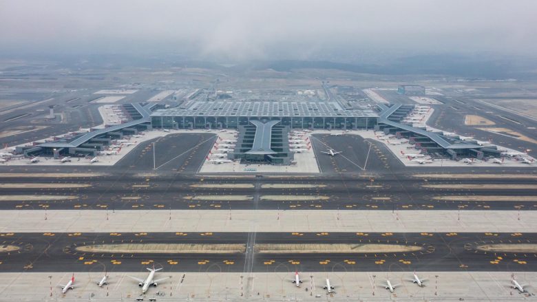 “Për herë të parë në Evropë”: Aeroporti i Stambollit do të lejojë që tre aeroplanë të ulen dhe të ngrihen njëkohësisht