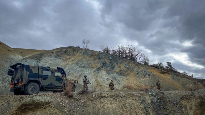 ​KFOR-i në patrullim përgjatë kufirit Kosovë-Serbi
