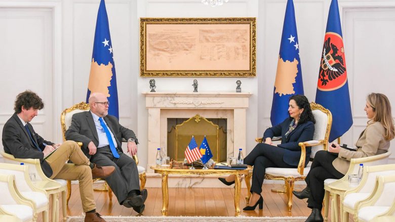 Osmani takon ambasadorin amerikan, bisedojnë për zhvillimet e fundit në Kosovë