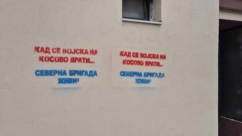 “Kur të kthehet ushtria në Kosovë, Brigada e Veriut jeton” – shfaqen grafite të reja në veri të Mitrovicës