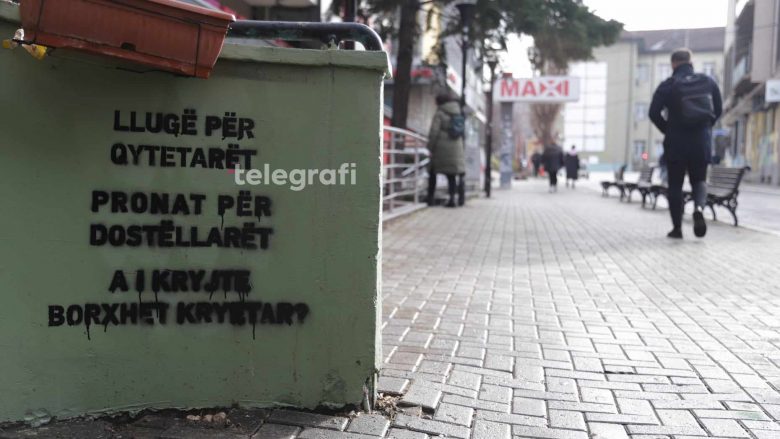 “Llugë për qytetarët”, “A i kryjte borxhet kryetar?”, në Prishtinë vendosen mbishkrime kundër Përparim Ramës