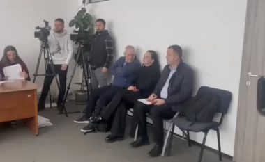 Shtyhet gjykimi ndaj ministrit Sveçla dhe të tjerëve për hedhjen e gazit lotsjellës më 2018 në Kuvend