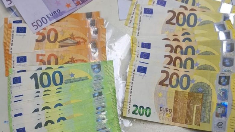 Dogana gjen mbi 13 mijë euro të padeklaruara në veturën e një personi në Bërnjak
