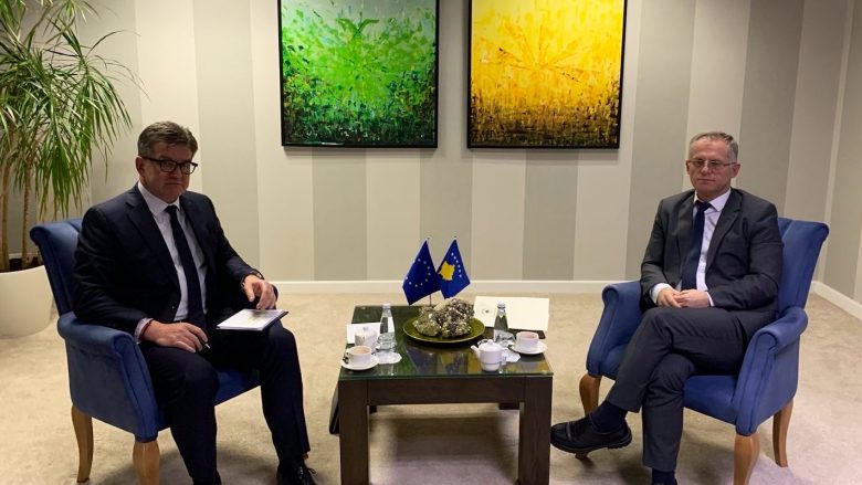 Bislimi i dërgon letër Lajçakut, bën thirrje për heqjen e masave të BE-së ndaj Kosovës