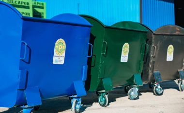 Kompania “Pastrimi” nis shpërndarjen e 300 kontejnerëve të mbeturinave, procesi i prodhimit ishte ideuar nga drejtori dhe nënkryetarja e shkarkuar