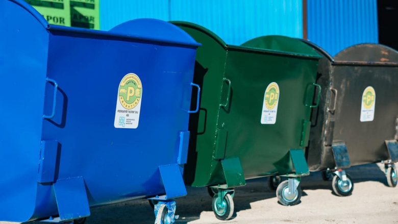 Kompania “Pastrimi” nis shpërndarjen e 300 kontejnerëve të mbeturinave, procesi i prodhimit ishte ideuar nga drejtori dhe nënkryetarja e shkarkuar