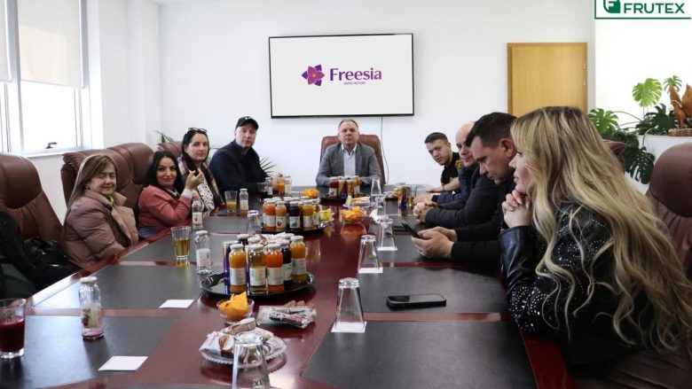 Punëtorët e fabrikës së letrës “Freesia”, mirëpriten në vizitë nga pronari i “Frutex” Shaqir Palushi