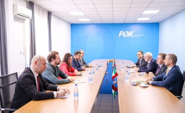 Krasniqi takohet me diplomatët evropianë, iu kërkon heqjen e sanksioneve ndaj Kosovës