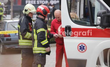 Zjarrfikësi lëndohet gjatë intervenimit për ta shuar zjarrin në një hotel në Prishtinë – merr trajtim mjekësor