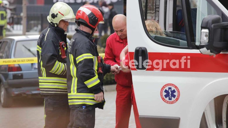 Zjarrfikësi lëndohet gjatë intervenimit për ta shuar zjarrin në një hotel në Prishtinë – merr trajtim mjekësor