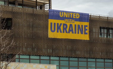“Të bashkuar për Ukrainën”, Ambasada e SHBA-së në Prishtinë vendos flamurin në përkrahje të Ukrainës