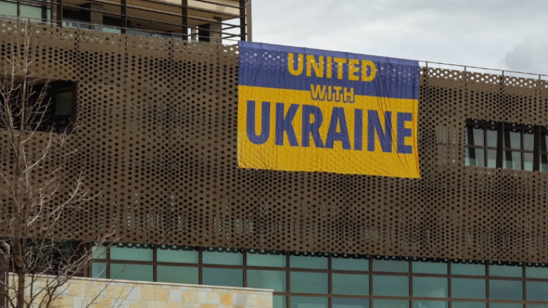 “Të bashkuar për Ukrainën”, Ambasada e SHBA-së në Prishtinë vendos flamurin në përkrahje të Ukrainës