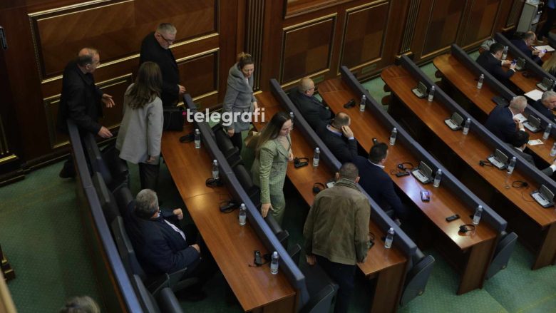 ​Vazhdimi i mandatit në rrezik – deputetët e Listës Serbe erdhën sa për t’u nënshkruar dhe lëshuan seancën