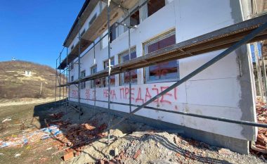 Shtëpitë e shqiptarëve që po ndërtohen në veri target i vandalizmit, Krasniqi dhe Sveçla vizitojnë banorët e lagjes “Kroi i Vitakut”