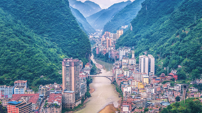 Ky është qyteti më i ngushtë në botë: U ndërtua mbi lumin midis dy shkëmbinjve të thepisur