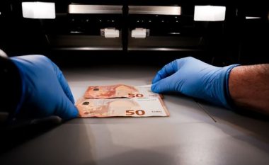 Konfiskohen afro 2 mijë euro të falsifikuara – përfshirë monedha 5 dhe 100 euro