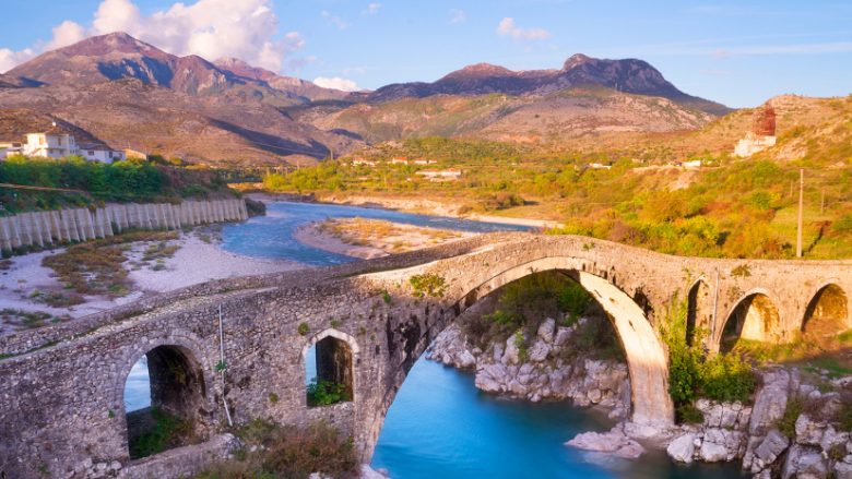 Media spanjolle “La Vanguardia”: Vizitoni Shqipërinë, vendin e bukur mes Ballkanit dhe Adriatikut