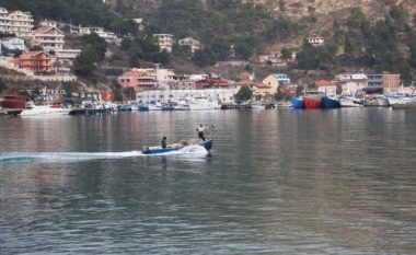 Reuters: Ish-porti i marinës shqiptare do të pranojë emigrantët e dërguar nga Italia