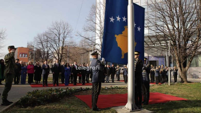 Garda Ceremoniale e FSK-së ngrit flamurin shtetëror