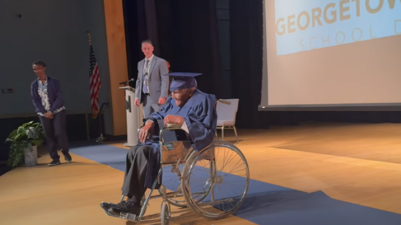 106 vjeçari nga Karolina e Jugut pajiset me diplomë të shkollës së mesme