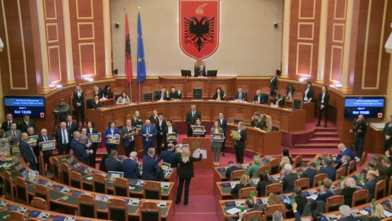 Tension në Kuvendin e Shqipërisë, opozita bllokon foltoren, mazhoranca miraton ligjin për hapjen e basteve