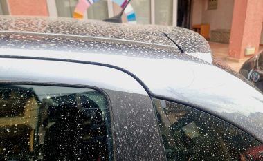Shiu me baltë si pasojë pluhurit saharian - pamje nga Prishtina