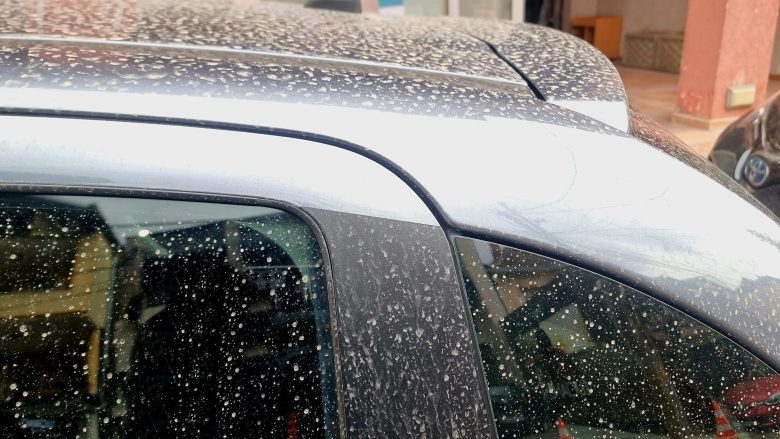 Shiu me baltë si pasojë pluhurit saharian – pamje nga Prishtina
