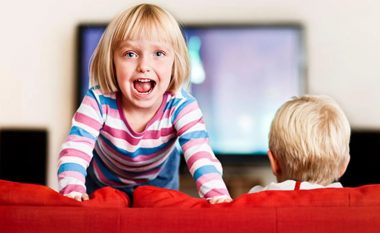 Dhimbje koke, strabizëm: Sa duhet të lejohen fëmijët të shikojnë televizor nga 0 muaj deri në 7 vjeç?