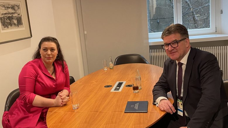 Lajçak takohet me deputeten britanike Kearns, flasin për dialogun Kosovë-Serbi