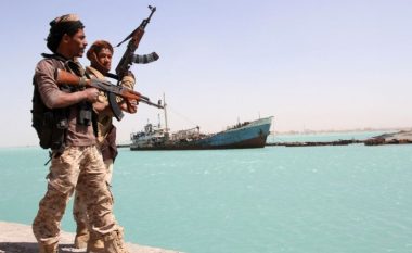 Houthit sërish sulmuan një anije amerikane në Detin e Kuq, SHBA-ja i hakmerret