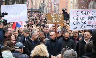 Protesta në veri, serbët kërkojnë të anulohet vendimi për dinarin