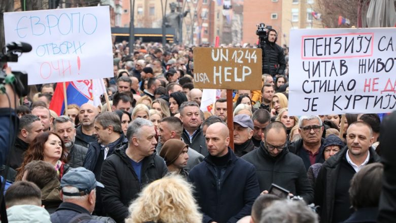 Protesta në veri, serbët kërkojnë të anulohet vendimi për dinarin