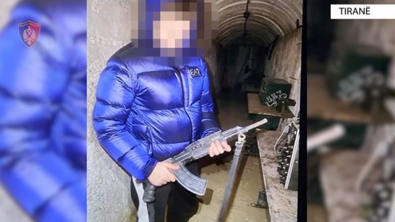 Me thikë në orën e mësimit, procedohet i mituri në Tiranë, në kërkim i ati