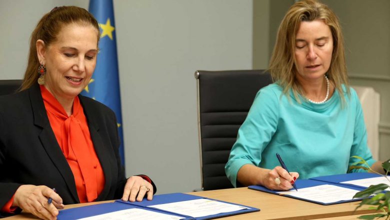 Kumbaro dhe Mogherini nënshkruajnë memorandumin për studentët e Kolegjit të Evropës