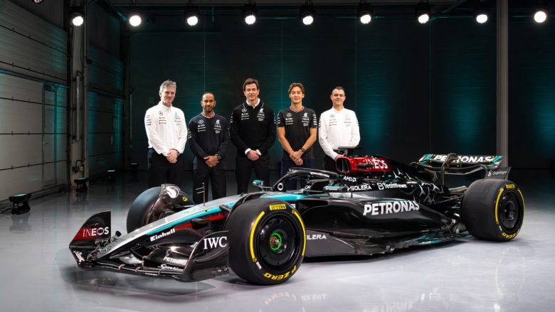 Mercedesi prezanton bolidin me ngjyrë ndryshe për sezonin e ri të Formula 1 – Hamilton i emocionuar për sezonin e fundit
