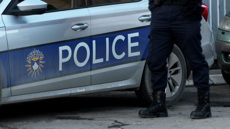 Gjilan, një person refuzon të ndalet para policisë – polici përmes xhamit ia merr çelësat dhe fikë veturën e tij