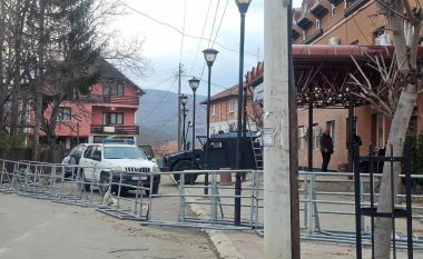 Pas tërheqjes së KFOR-it, para komunës së Zveçanit vendoset Policia e Kosovës