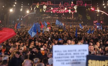 Nis protesta e opozitës shqiptare, qytetarët marshojnë përpara Kryeministrisë
