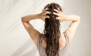 “Trajnimi me vaj”, metoda e kujdesit të flokëve që do t’ju ndihmojë të rralloni larjen e tyre