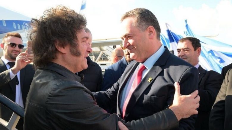 Presidenti argjentinas tërhoqi vëmendjen me veshjen e pazakonshme gjatë vizitës zyrtare në Izrael